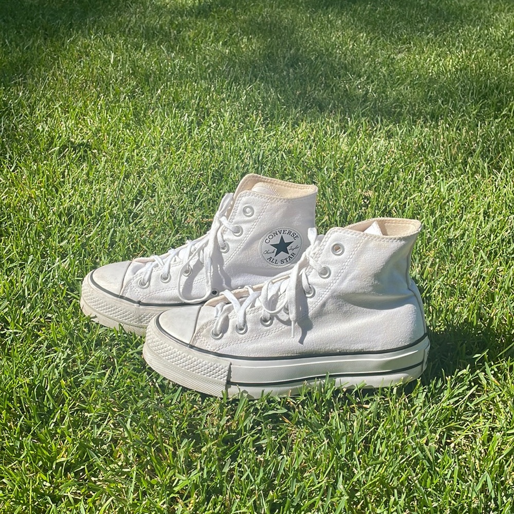 Women’s size 7 White Platform Converse!!! 🤍🤍🤍🤍